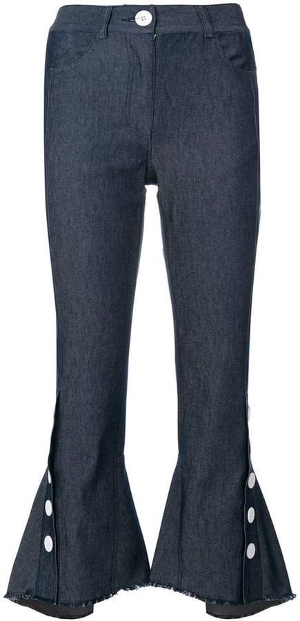 Cropped-Jeans mit ausgestelltem Saum
