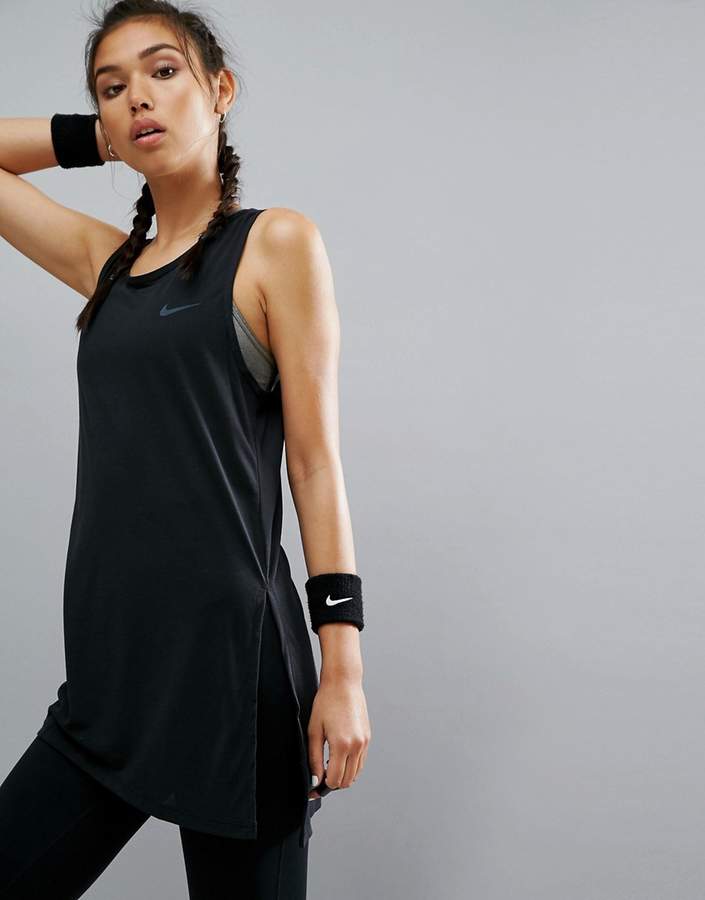 Nike Training – Breathe – Lang geschnittenes Tanktop aus Netzstoff, schwarz