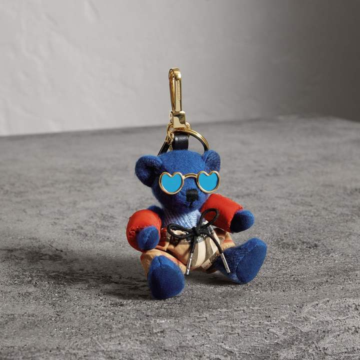 Thomas Teddybär-Anhänger im Strandlook