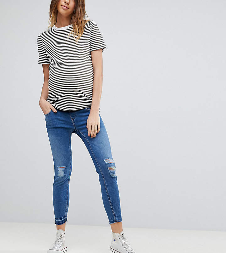 New Look Maternity – Jeans mit Unterbauchbund und ausgelassenem Saum