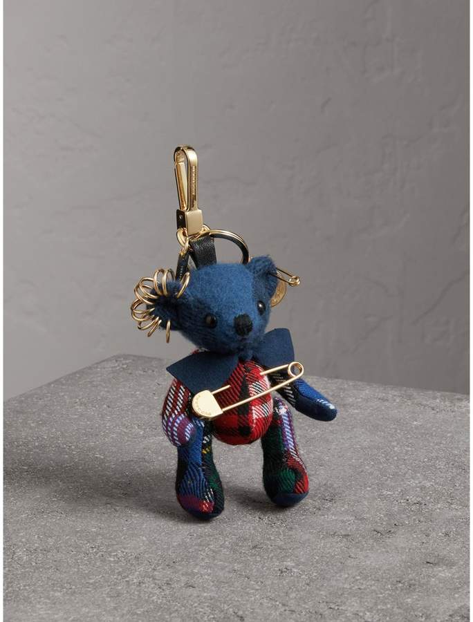 Thomas Teddybär-Anhänger mit Kiltnadel