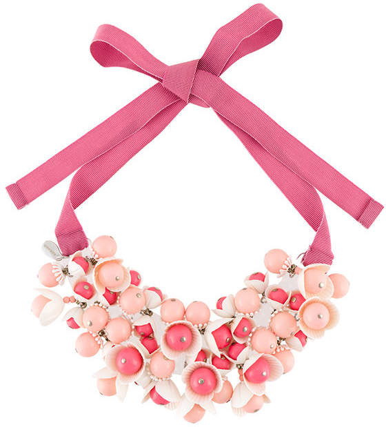 Halskette mit Blumendetails