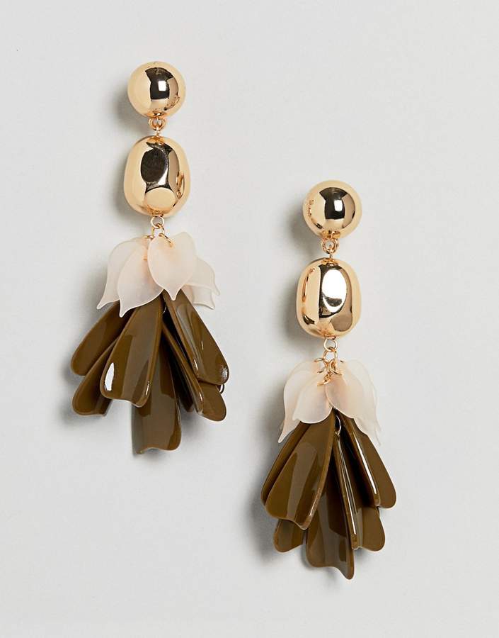 DESIGN – Ohrringe mit Kugelanhänger und Blütenblatt aus Kunstharz