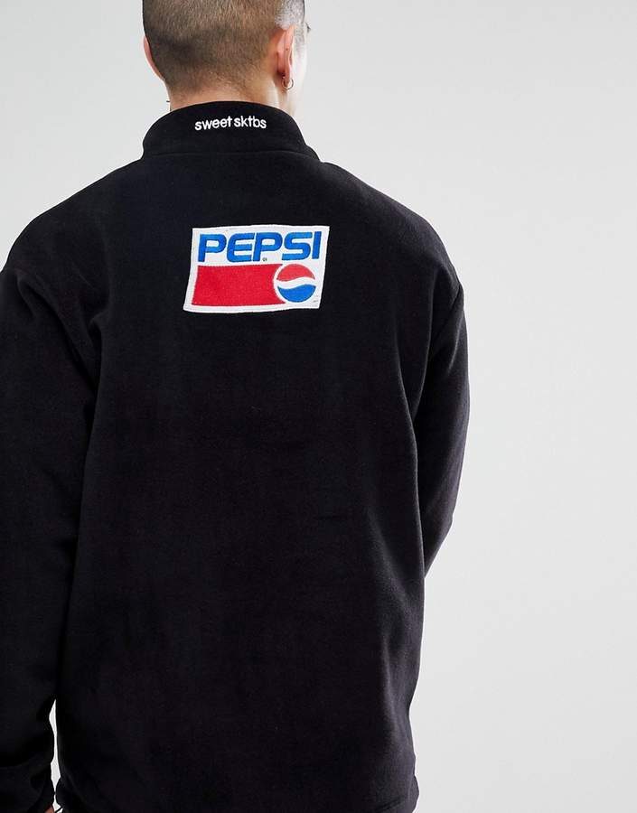 Sweet Sktbs SWEET SKTBS x Pepsi – Schwarzer Fleece mit Print am Rücken