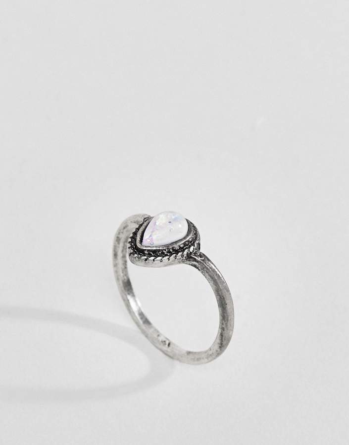 – Ring für den kleinen Finger mit tropfenförmigem Stein in Opaloptik