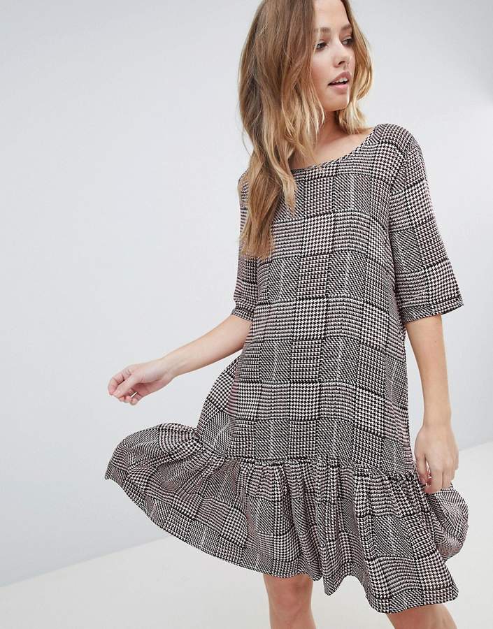 – Kariertes Kleid mit tiefer Taille