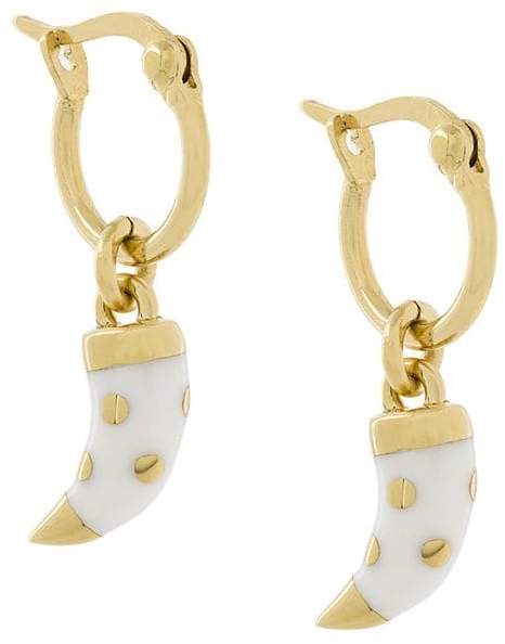 Vergoldete Ohrstecker mit Zahn-Anhänger