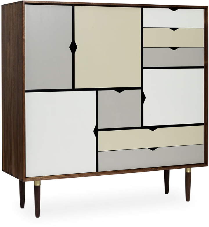 Andersen Furniture - S3 Kommode, Walnuss geölt/ Fronten silver (silber weiß), doeskin (beige), iron (metallgrau)