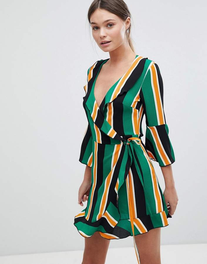 Outrageous Fortune – Bedrucktes Wickelkleid mit Raffung und Flötenärmeln