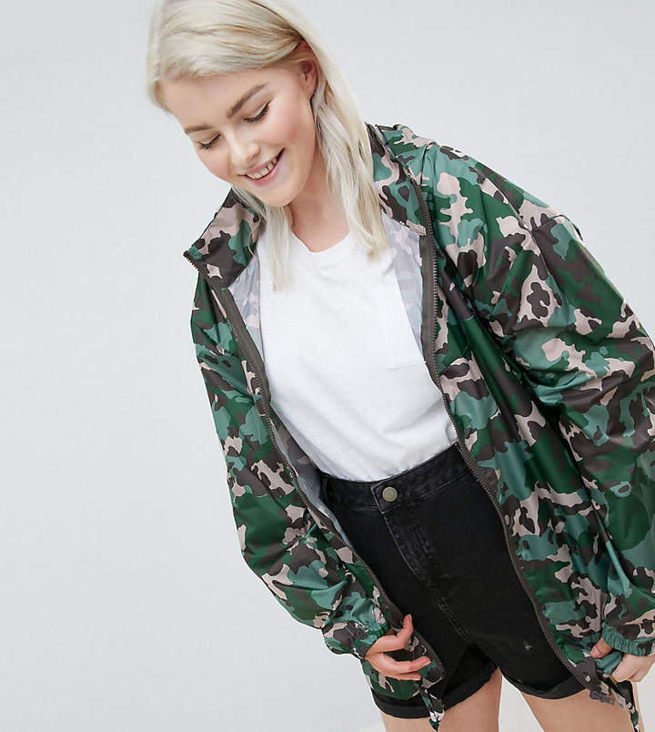 DESIGN Curve – Regenjacke mit Military-Muster und Gürteltasche