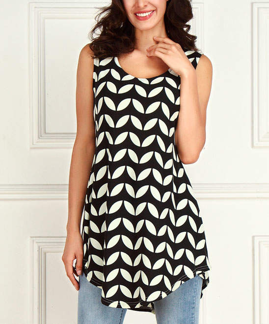 Black & White Geometric Leaf Scallop-Hem Tunic - Women & Plus