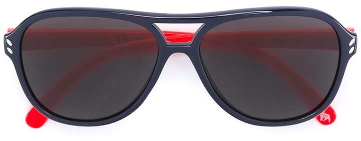 Pilotenbrille mit schwarzen Gläsern