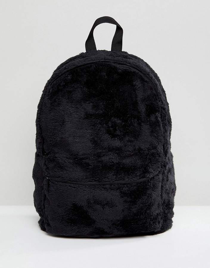 – Rucksack aus schwarzem Kunstpelz