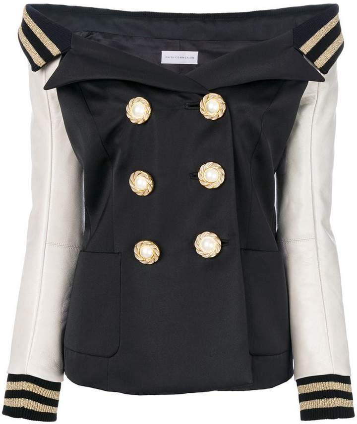 Schulterfreie Jacke mit goldfarbenen Knöpfen