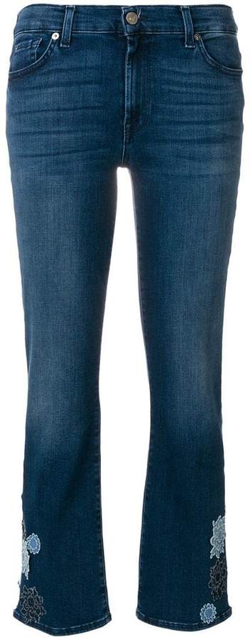 Cropped-Jeans mit Blüten-Patch