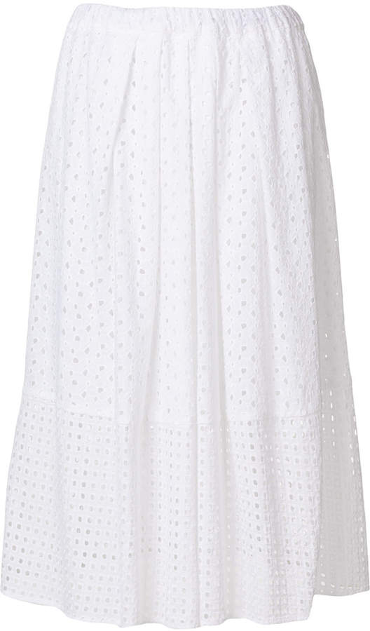 Ausgestellter Rock mit Lochstickerei