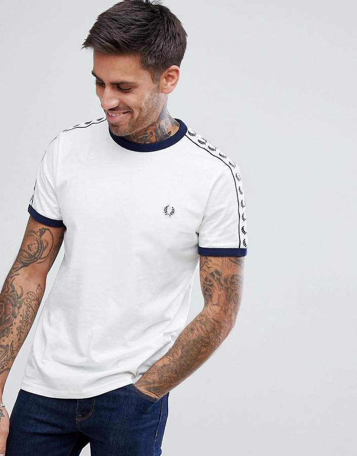 – Sports Authentic – Weißes T-Shirt mit aufgesetztem Streifen