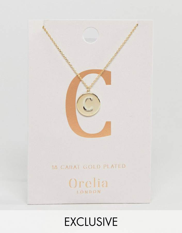 – Vergoldeter runder Anhänger mit dem Anfangsbuchstaben C