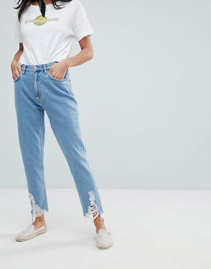 – Mom-Jeans mit laufmaschenartigem, zerschlissenem Saum