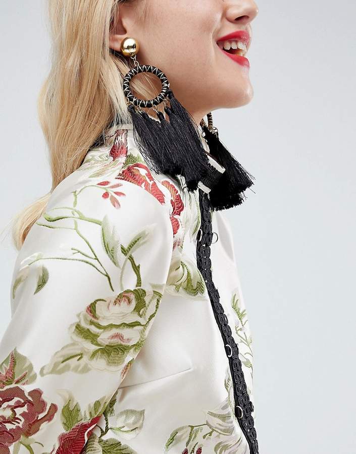 – Auffällige, gewebte Creolen mit Quasten