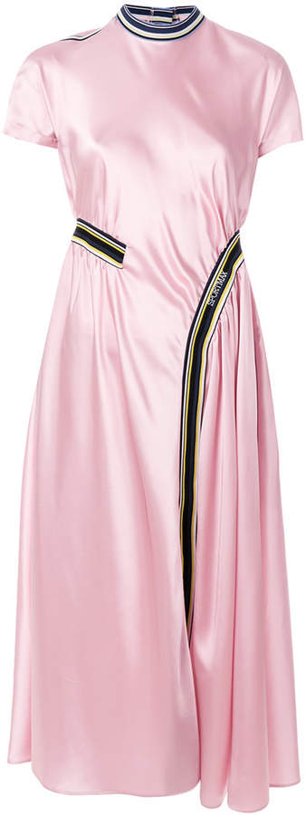 Kleid mit gestreiften Akzenten