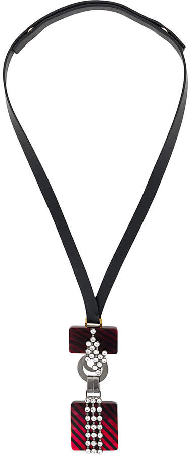 Lederhalskette mit Anhänger