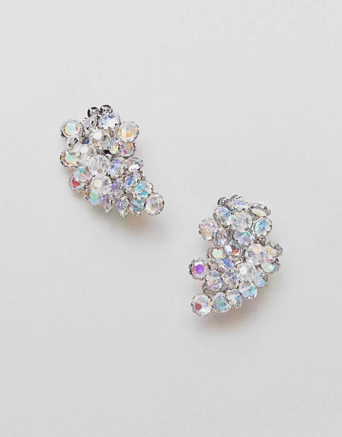 – Auffälliger, schillernder Ohrschmuck mit Perlen