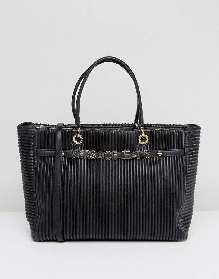 – Plissierte Tragetasche mit goldenem Logoschriftzug