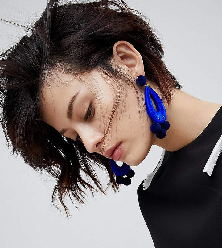 – Hängeohrringe, mit Stoff umwickelt und kugelförmigem Design aus Samt