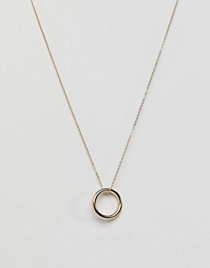 – Schlichte, lange Halskette mit Ringanhänger