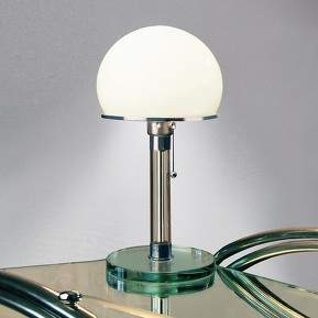 Mit Glasfuß gestaltete Wagenfeld-Tischlampe