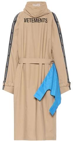 Bedruckter Trenchcoat mit Wollanteil