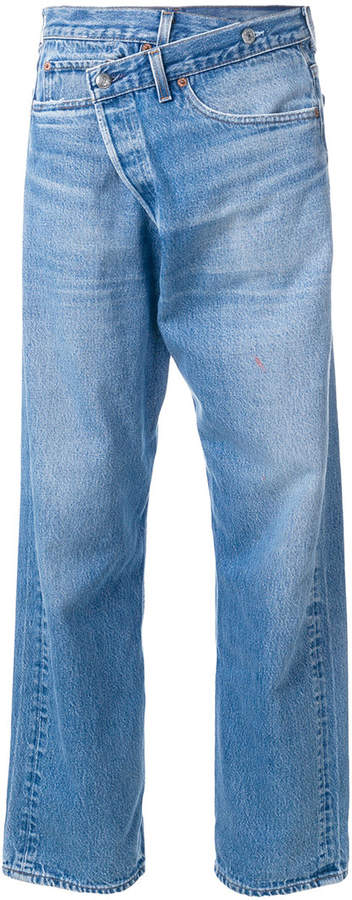 Boyfriend-Jeans mit gekreuztem Bund