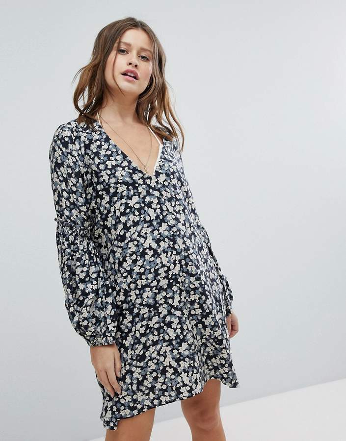 – Geblümtes Strandkleid