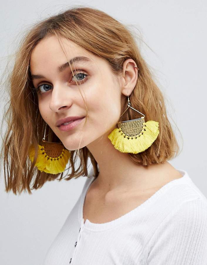 – Goldene Creolen mit gelben Quasten