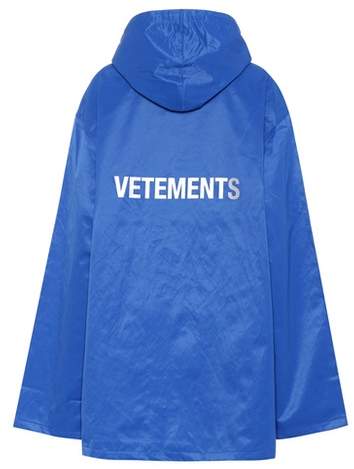 Bedruckter Regenmantel