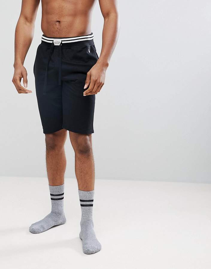 – Lounge – Sweat-Shorts mit weißen Zierstreifen und Polospieler in Schwarz