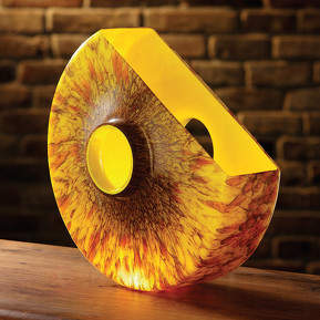 Gelbe Tischleuchte R 400 in interessanter Form