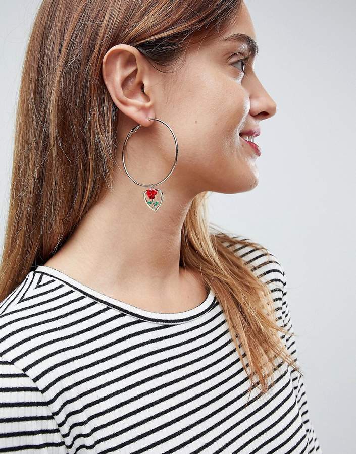 – Creolen mit Emaille-Herzrosen