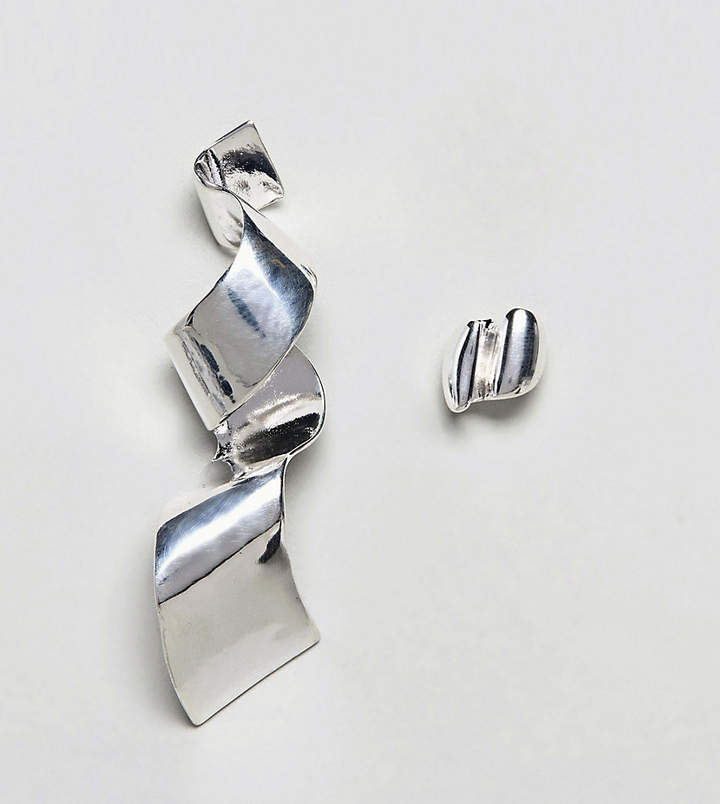 – Ungleiche Hängeohrringe und Ohrstecker mit Silber beschichtet