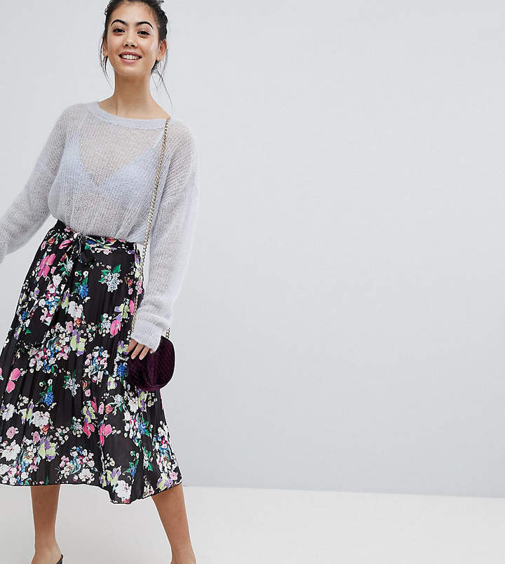 – Plissierter Midirock mit Gürtel und Print