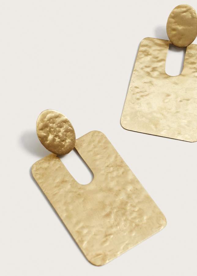 Ohrringe mit Metallanhängern