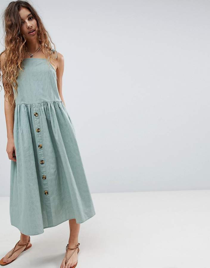 – Mittellanges, gesmoktes Camisole-Sommerkleid mit Knopfleiste
