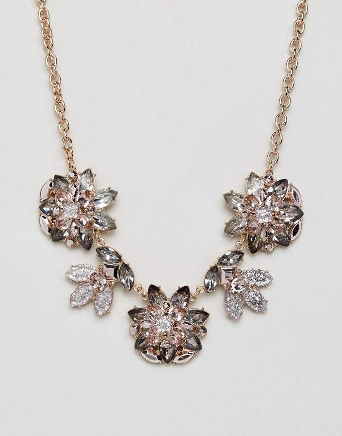 – Statement-Halskette mit Blumenverzierung