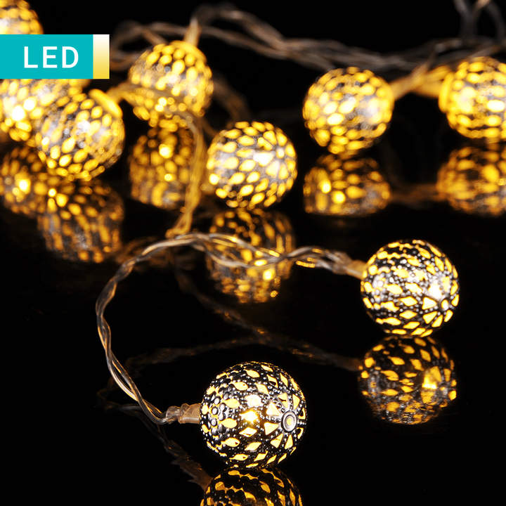 LED-Lichterkette mit Deko-Kugeln