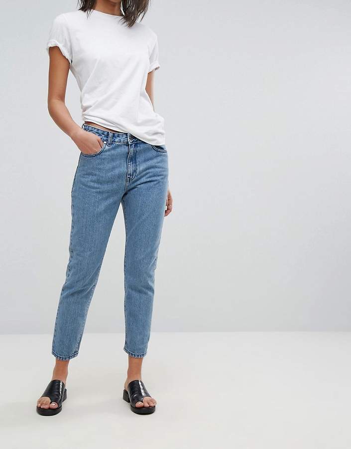 – Mom-Jeans mit hoher Taille