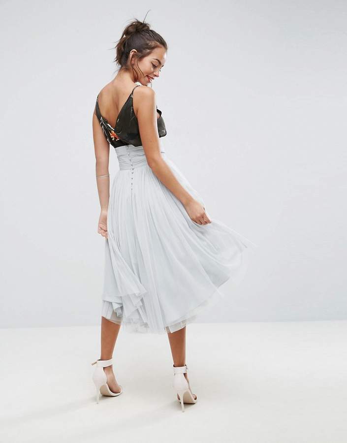 – Midirock aus Tüll mit geknöpfter Rückseite