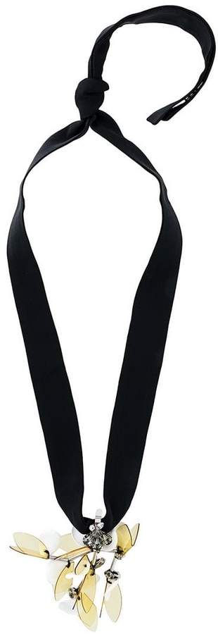 Halskette mit Blütenanhänger