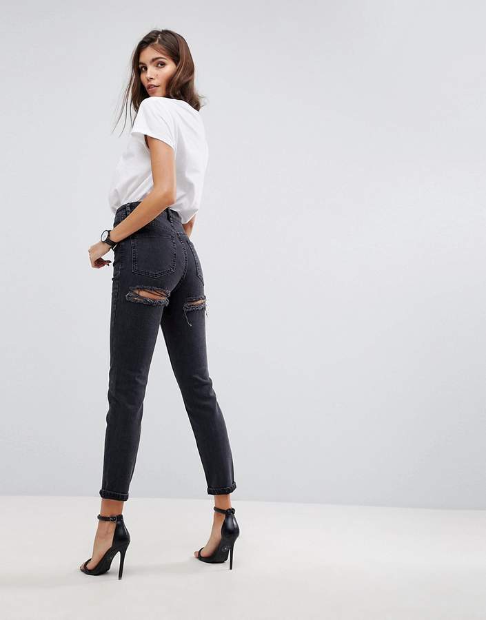 – FARLEIGH – Schlanke Mom-Jeans mit hoher Taille und Rissen hinten in verwaschenem Schwarz
