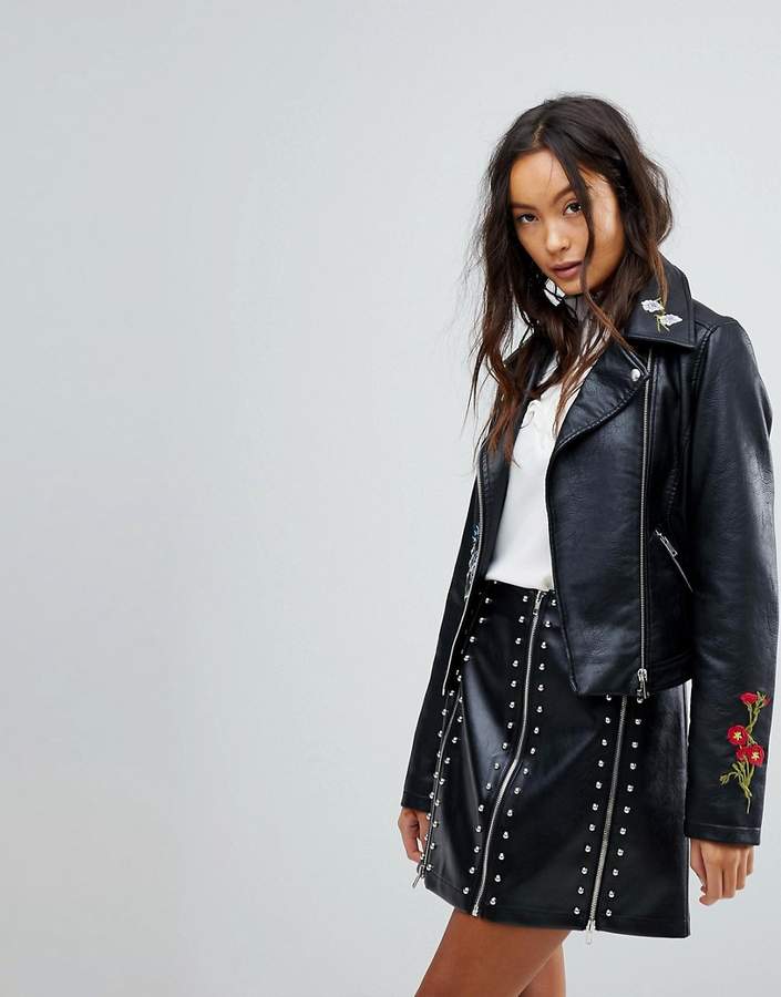 – Bestickte Bomberjacke aus Kunstleder